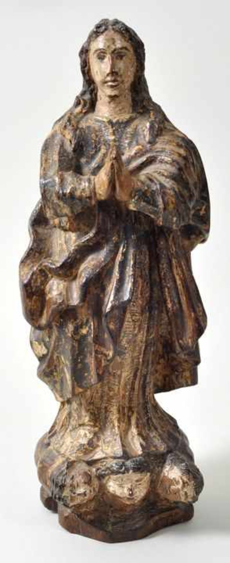 Maria Immaculata, Spanien, um 1700Wurzelholz, geschnitzt, Farbfassung. In streng aufgefasster,