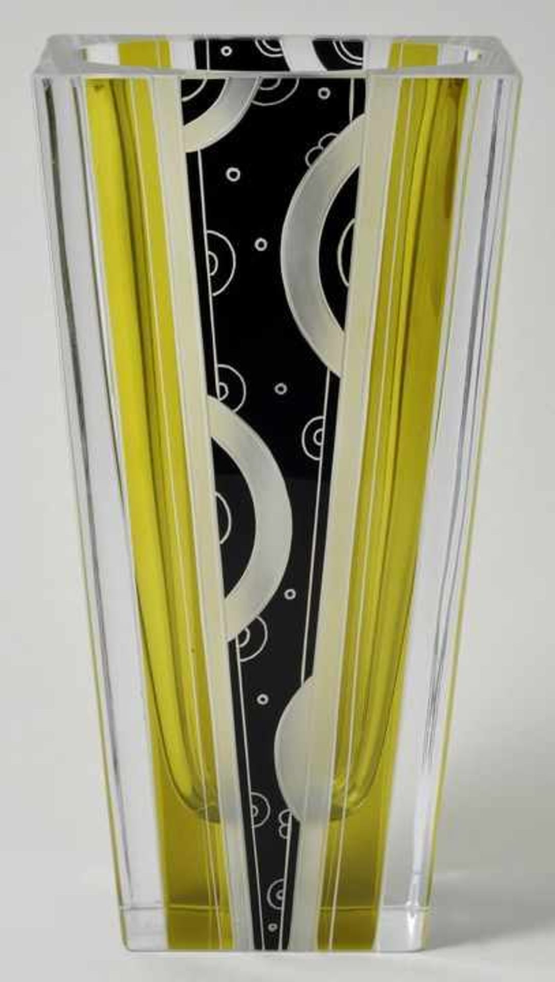 Art déco-Glasvase, Böhmen, dat. 1936Farbloses Glas, geschliffen, schwarz und gelb gebeizt, Dekor aus