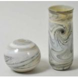 Zwei Studioglas-Vasen, Lauscha, ca. 1980Design Walter Bäz-Dölle (geb. 1935 Lauscha). Opakes Glas mit