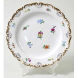 Teller, Meissen, 2. Viertel 19. Jh.Biedermeierform mit Reliefrocaillenrand, Glanzgoldgehöht,