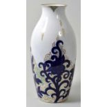 Vase mit Rosari-Dekor, Selb, Rosenthal, um 1920Porzellan, stilisiertes florales Dekor von Julius-