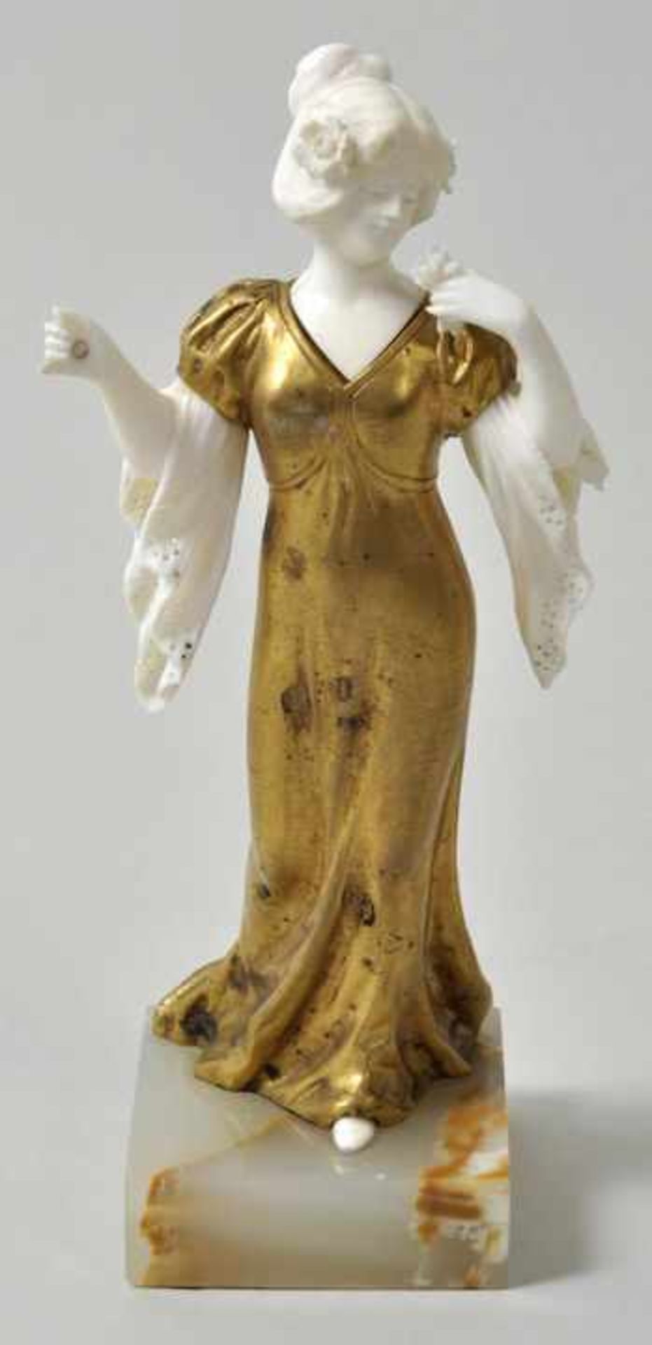 Unbekannt, Ende 19. Jh./ um 1900Jugendstilfigur Junge Frau, schreitend. Bronze/ Elfenbein, auf