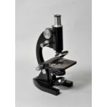 Mikroskop, Belgien, O.I.P. GandSchweres Hufeisenstativ in Messing, schwarz lackiert,