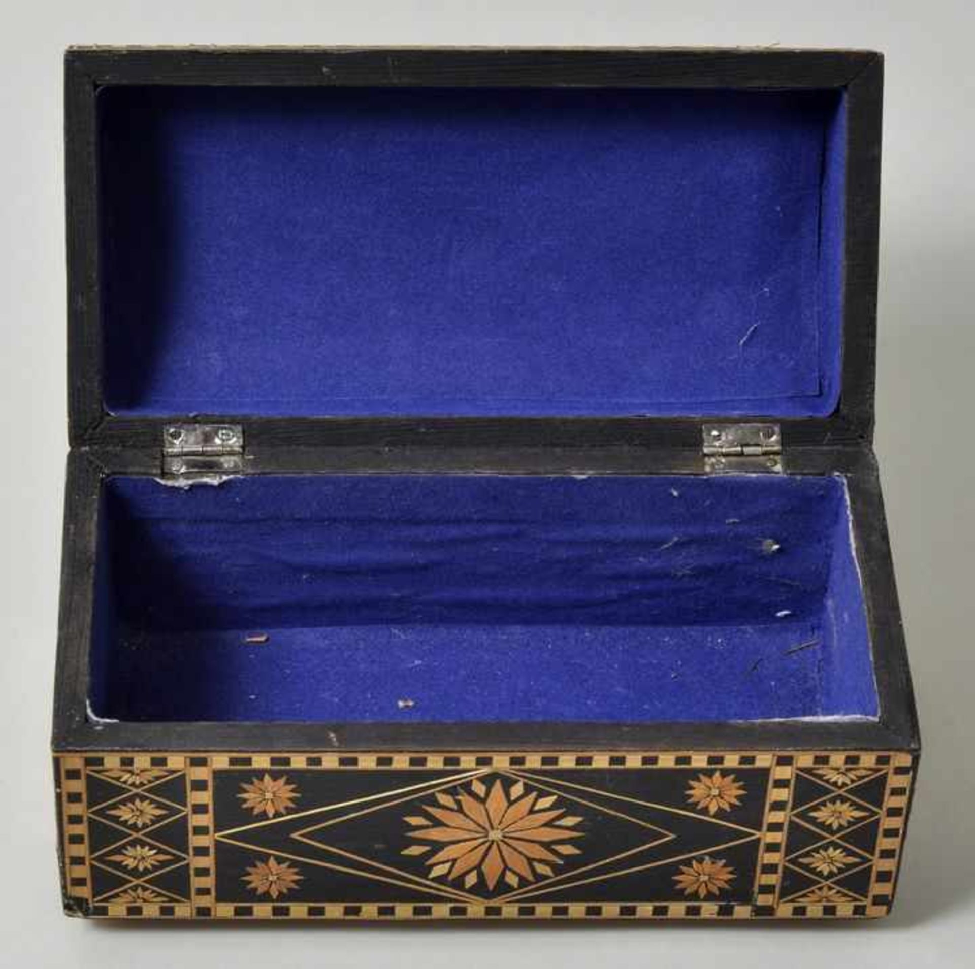 Schachtel mit Strohmosaik, russisch, 1. H. 20. Jh.Nadelholzkorpus, schwarz gefasst, lackiert, mit - Bild 2 aus 2