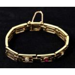 Goldenes Armband mit Brillanten und Rubin, 20. Jh.Gg 14 k, bewegliche Glieder, im Schaubereich