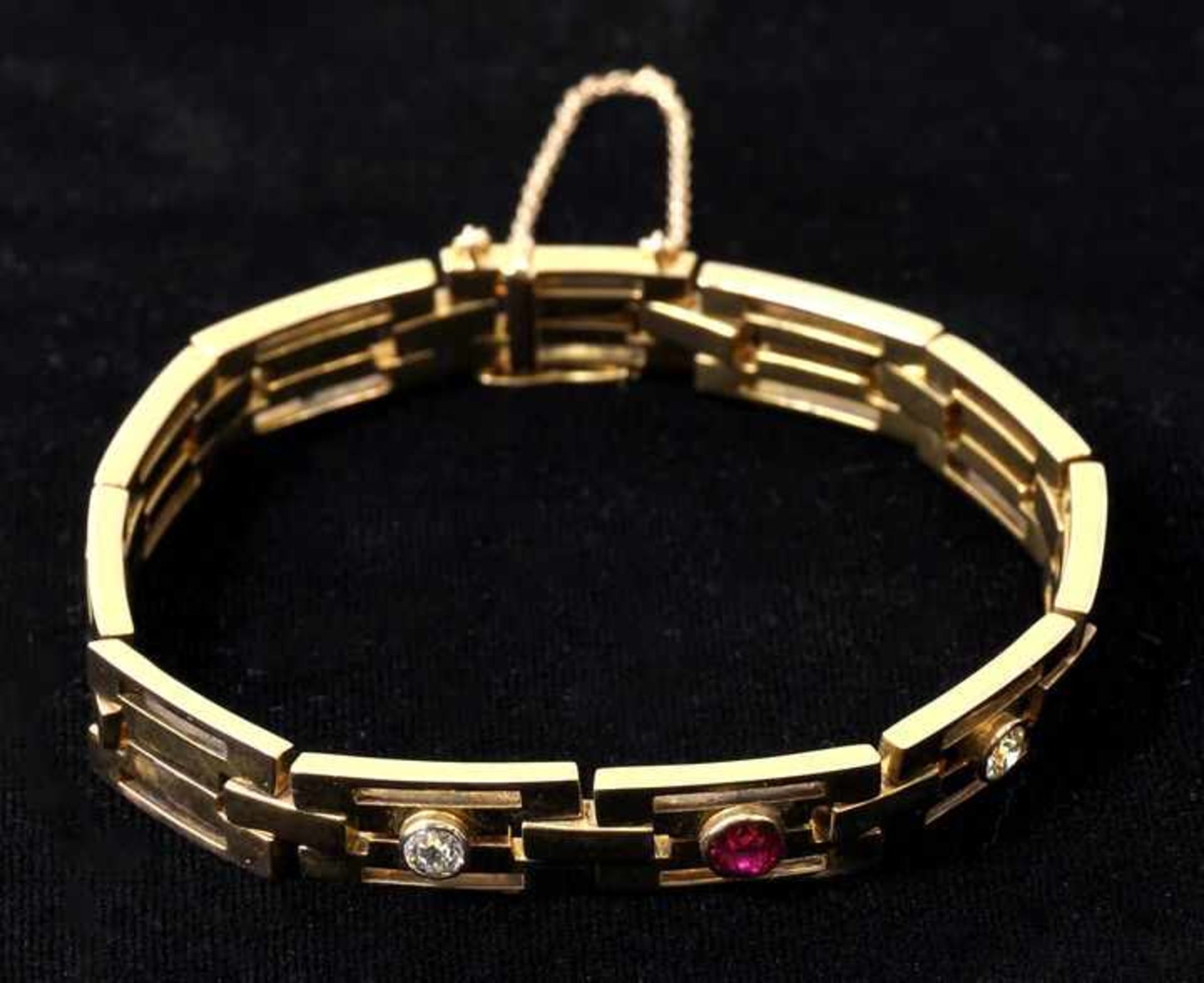 Goldenes Armband mit Brillanten und Rubin, 20. Jh.Gg 14 k, bewegliche Glieder, im Schaubereich