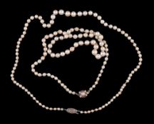A cultured pearl necklace, the graduating cultured pearls on a knotted thread, to a cultured pearl