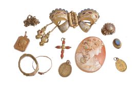 Ω A collection of antique jewellery , to include a mid 19th century gold enamelled bow brooch, 5.6cm