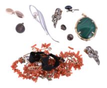 Î© A selection of jewellery and costume jewellery, to include: a pair of diamond earrings, set