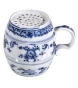 A Meissen blue and white Zwiebelmuster (Onion pattern) barrel-shaped sander, mid 18th century,