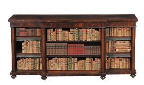 Ω A George IV rosewood breakfront open bookcase, circa 1825, the rectangular shaped top above the