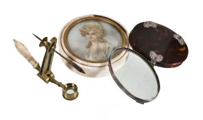 ΩA George III silver mounted tortoiseshell oval quizzing glass, unmarked, 7cm (2 3/4in) long