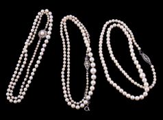 A cultured pearl necklace, the single strand of cultured pearls, measuring 3mm to 7mm, to a paste