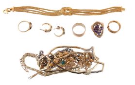 A selection of jewellery, to include: a plaited bracelet, with a central knotted section, 17.5cm