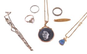 A small collection of jewellery, to include an early 20th century locket pendant, circa 1915, on a