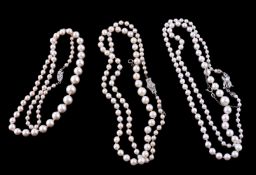 A cultured pearl necklace, the single strand of graduating cultured pearls, measuring 3mm to 7mm, on