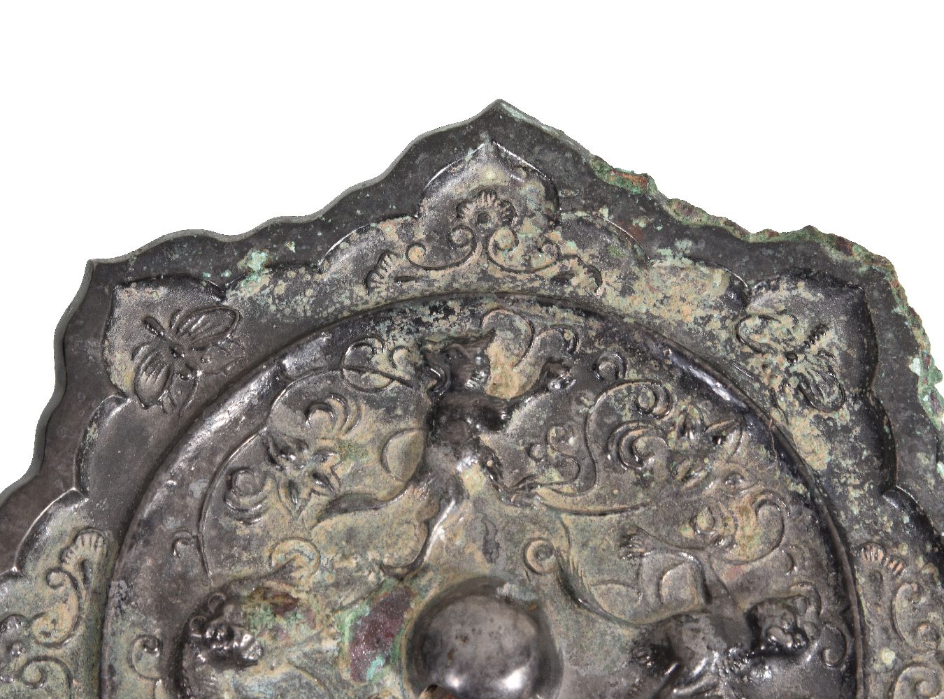 A Chinese bronze octafoil mirror, Tang Dynasty (618-907), of linghua (water chestnut flower) shape - Bild 2 aus 4