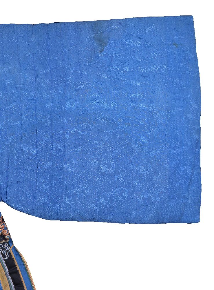 A Chinese lady’s under robe, Qing Dynasty, late 19th century, padded with raw silk for winter - Image 5 of 6