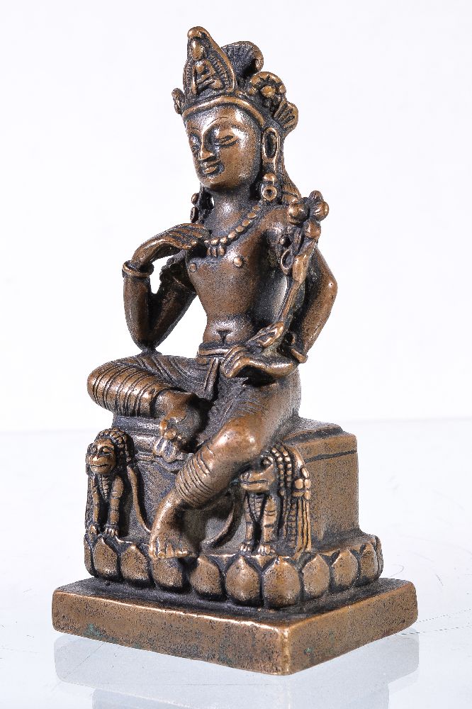 A bronze figure of Padmapani, in Kashmir style, seated on a lion throne with legs loosely crossed - Bild 2 aus 4