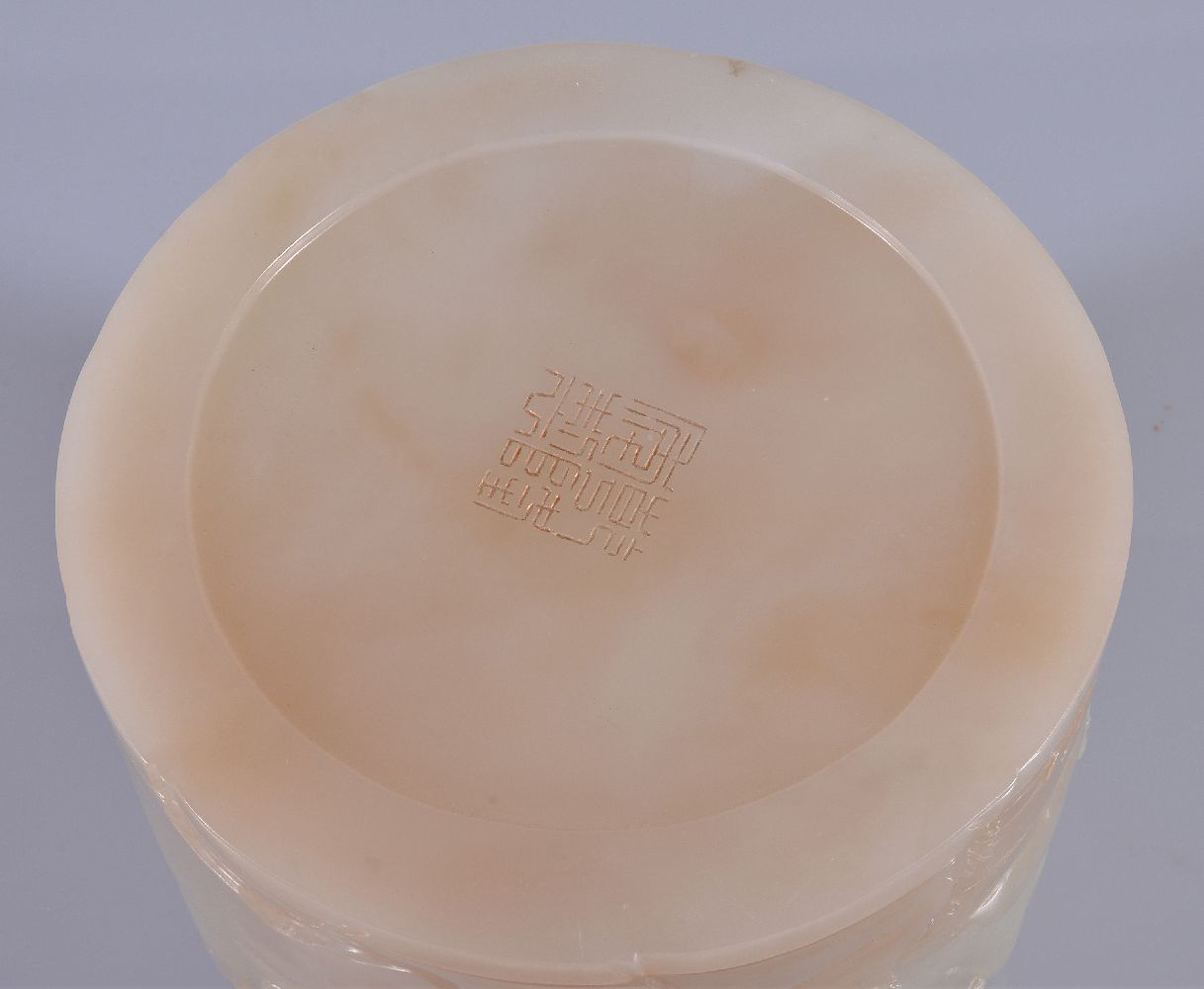 A Chinese white jade brush pot, carved with mountainous landscapes with horses and pine trees, the - Bild 4 aus 4