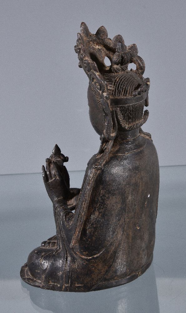 A Chinese bronze seated figure of Buddha, possibly 16th- 17th century, cast seated in dhyanasana - Bild 3 aus 4