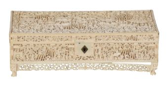 Y A Cantonese ivory box and cover, 19th century