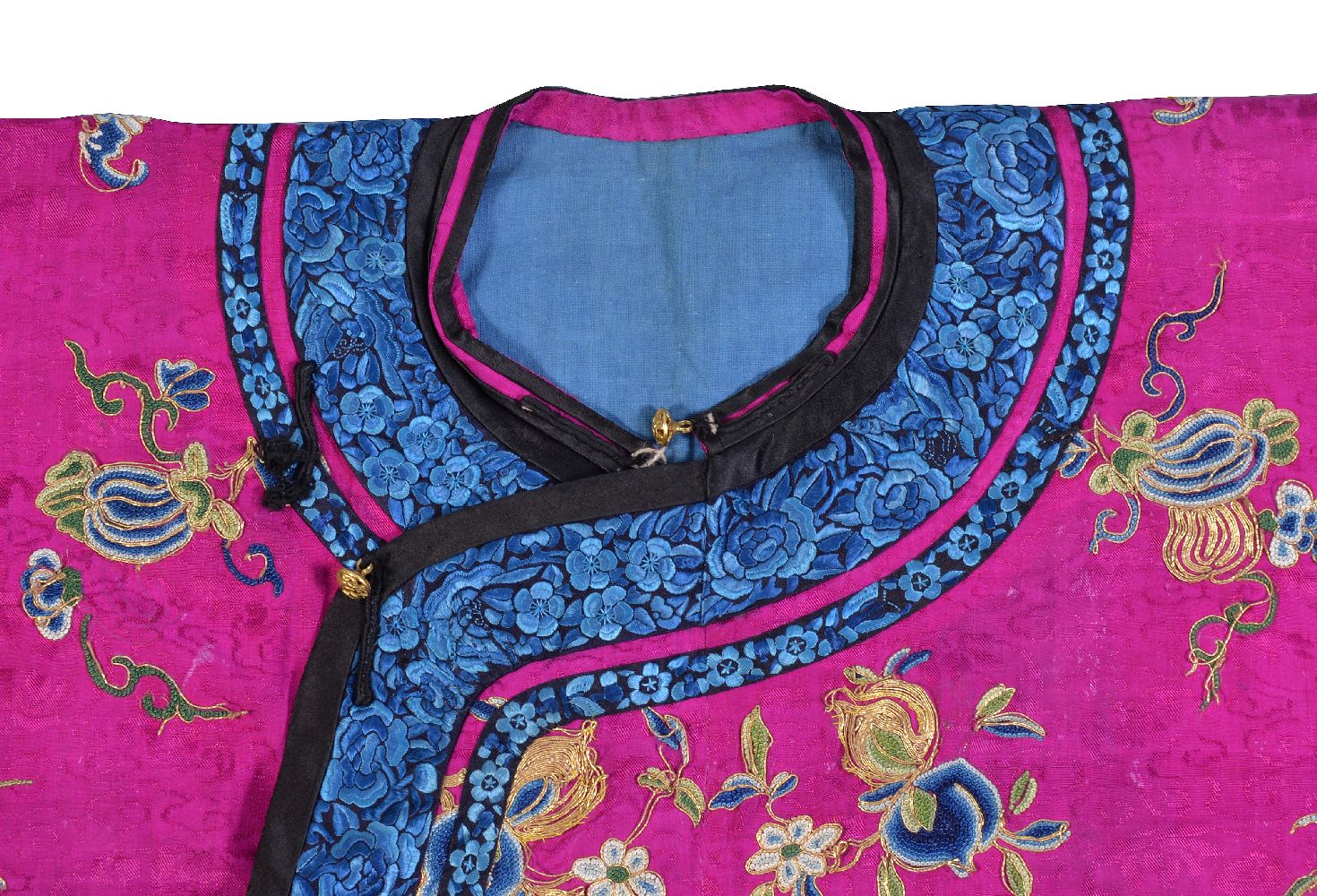 A Chinese embroidered magenta satin woman's side opening informal jacket, Qing Dynasty, late 19th - Image 5 of 7