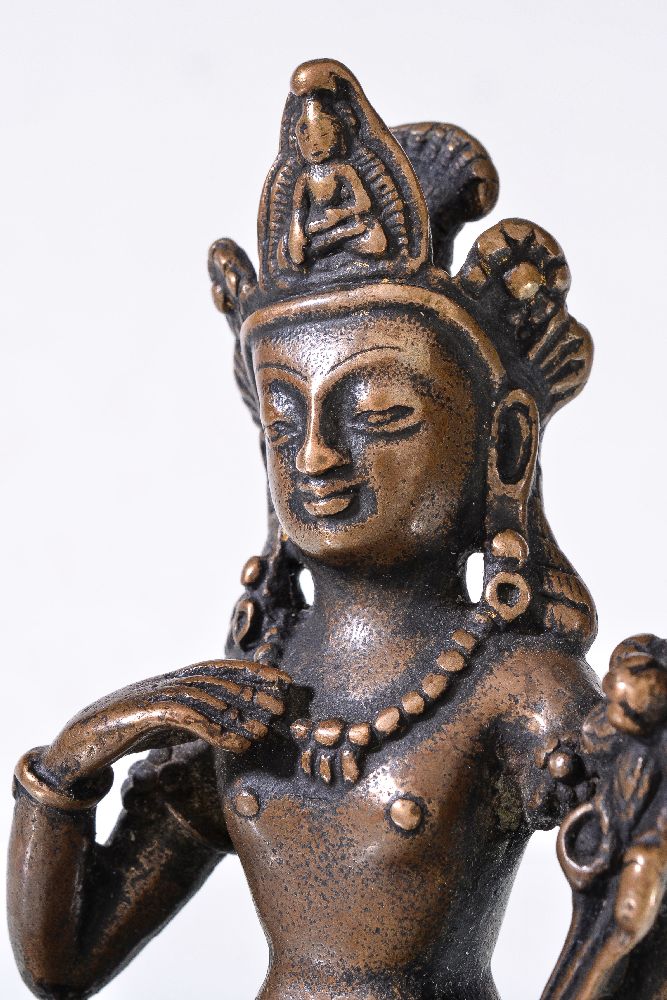 A bronze figure of Padmapani, in Kashmir style, seated on a lion throne with legs loosely crossed - Bild 3 aus 4