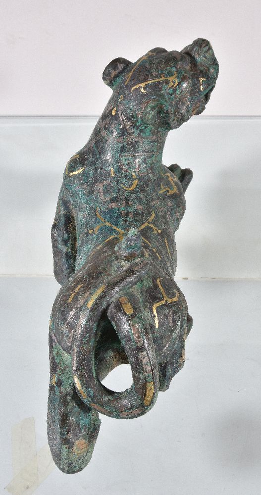 A Chinese archaistic model of a mythical tiger, the vigorously modelled striding beast with mouth - Bild 4 aus 5