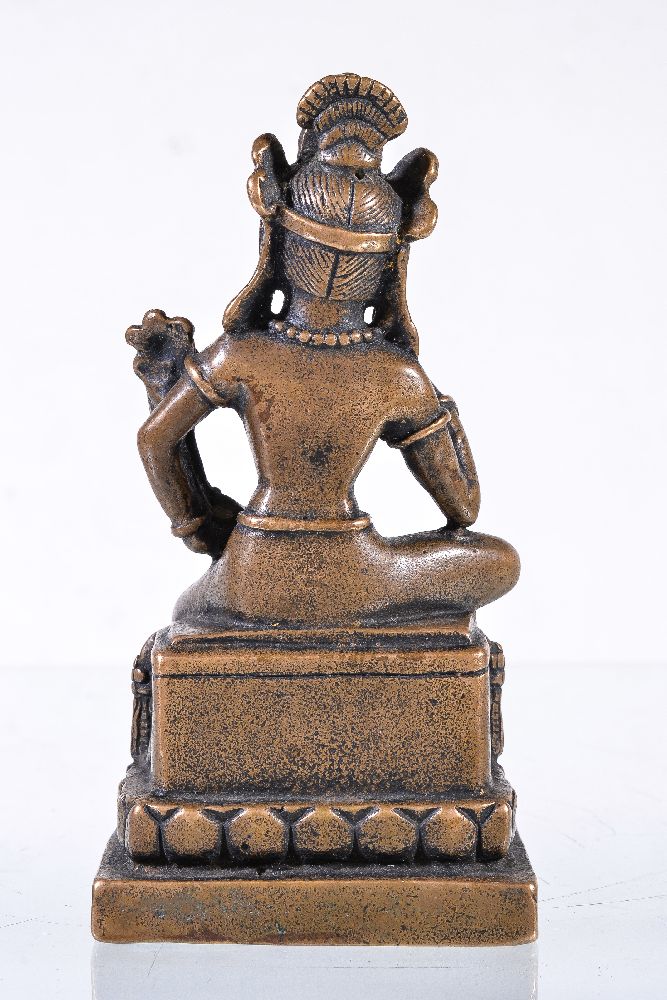 A bronze figure of Padmapani, in Kashmir style, seated on a lion throne with legs loosely crossed - Bild 4 aus 4