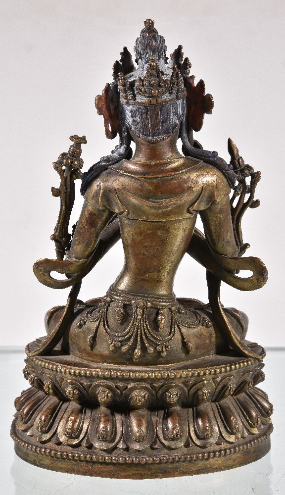 A Sino-Tibetan gilt- bronze figure of Manjusri, Qing Dynasty, China, 19th century, seated on a - Bild 4 aus 5