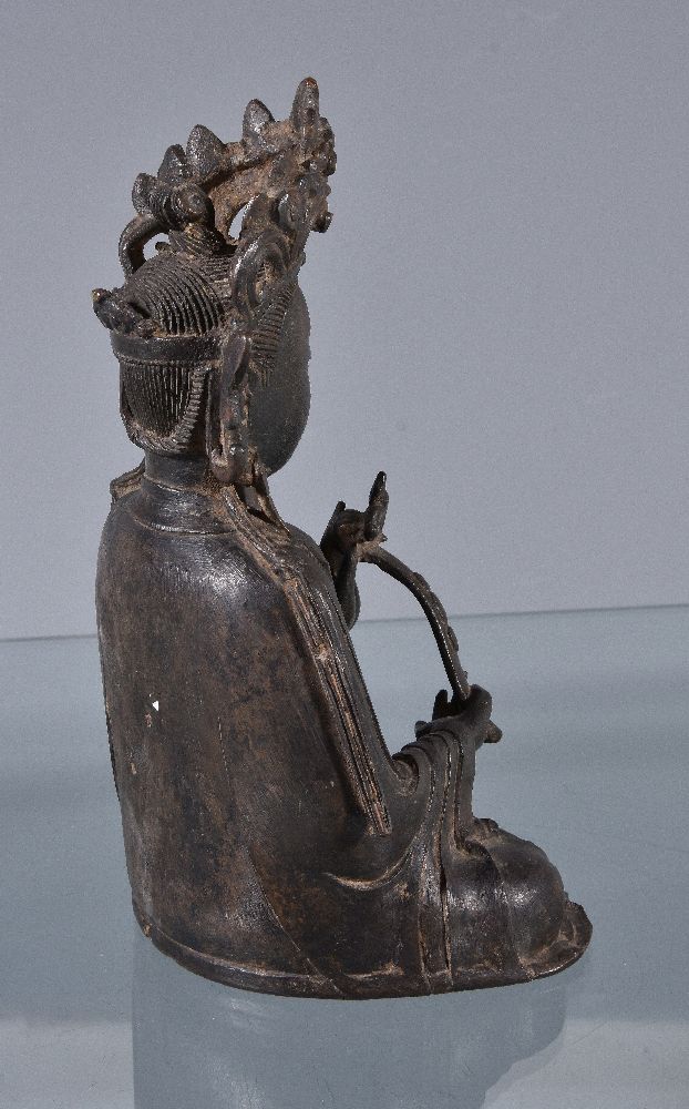 A Chinese bronze seated figure of Buddha, possibly 16th- 17th century, cast seated in dhyanasana - Bild 2 aus 4