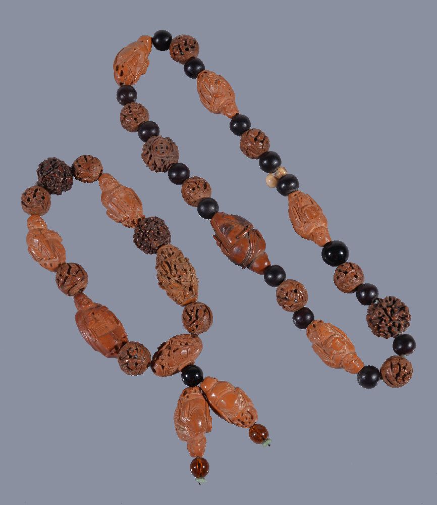 A Chinese carved nut bead necklace and bracelet, with variously carved and plain beads (2) 核雕项链及手串