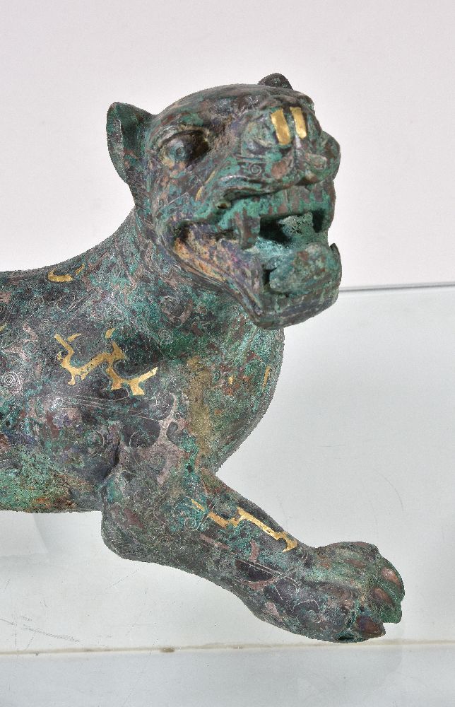 A Chinese archaistic model of a mythical tiger, the vigorously modelled striding beast with mouth - Bild 5 aus 5