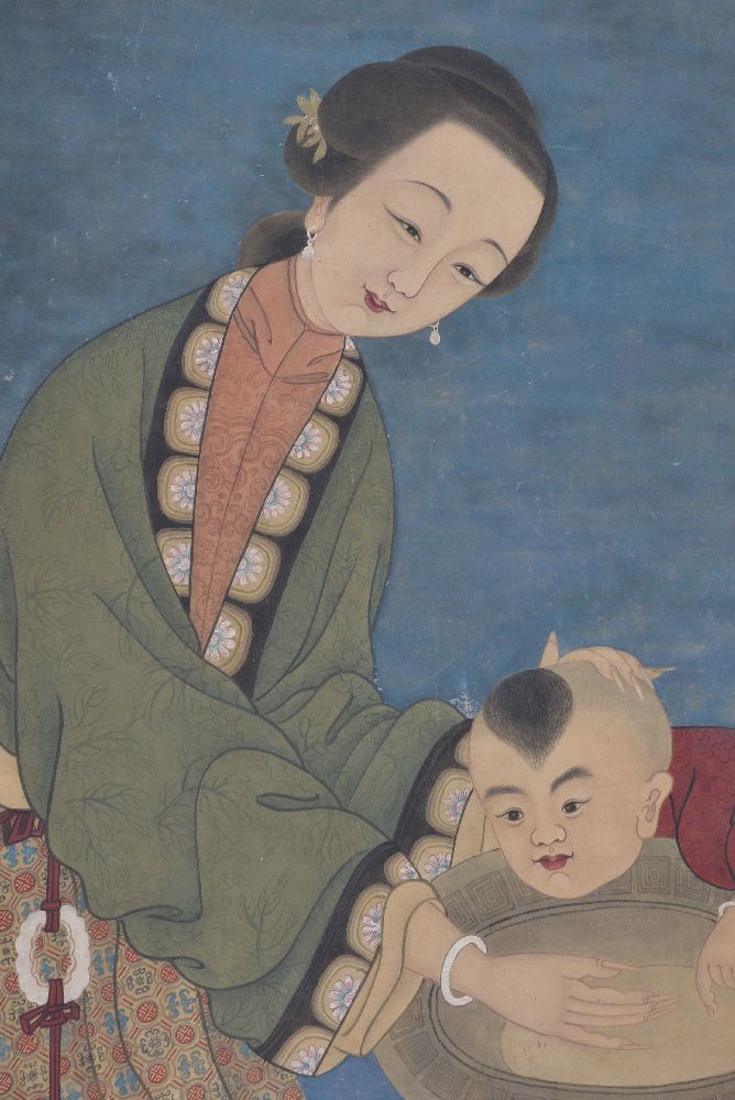 A large Chinese scroll painting of a Mother and Child, Qing Dynasty, probably early to mid 19th - Bild 3 aus 3