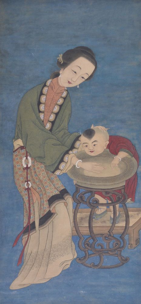 A large Chinese scroll painting of a Mother and Child, Qing Dynasty, probably early to mid 19th - Bild 2 aus 3