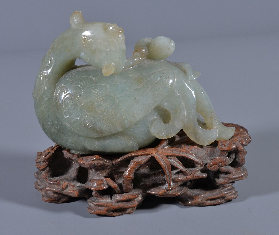 A Chinese jade or jadeite figure of a Phoenix, holding a peach branch, the jadeite 10.5cm wide x 7. - Image 3 of 6