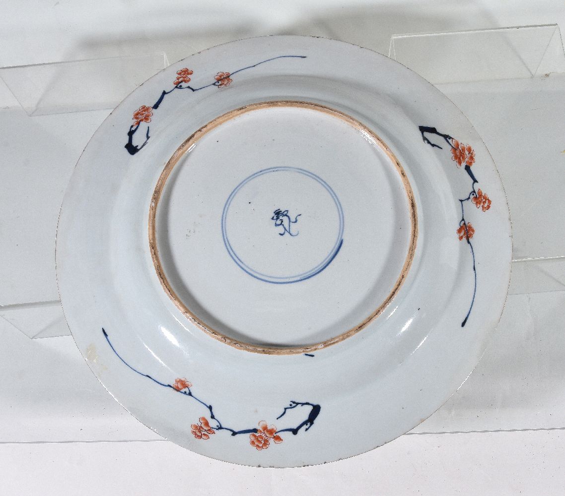 A Chinese Imari large dish, Kangxi, painted with cenral medallion with radiating flowers in - Image 2 of 2