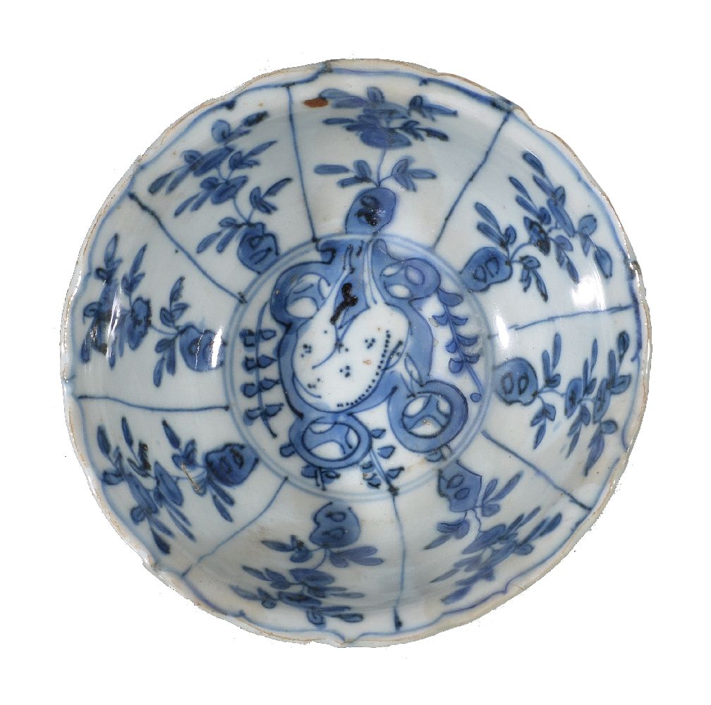 A Chinese 'Kraak' bowl, 17th century, the exterior painted with deer, 14.3cm diameter; a Chinese - Image 2 of 8