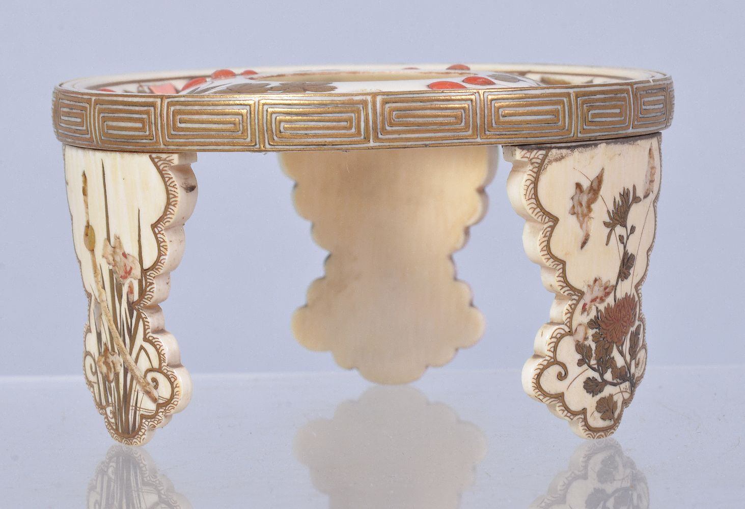 Y An Ivory Sakezuki Stand, of circular form raised on three shaped legs, the whole decorated in gold - Image 3 of 4