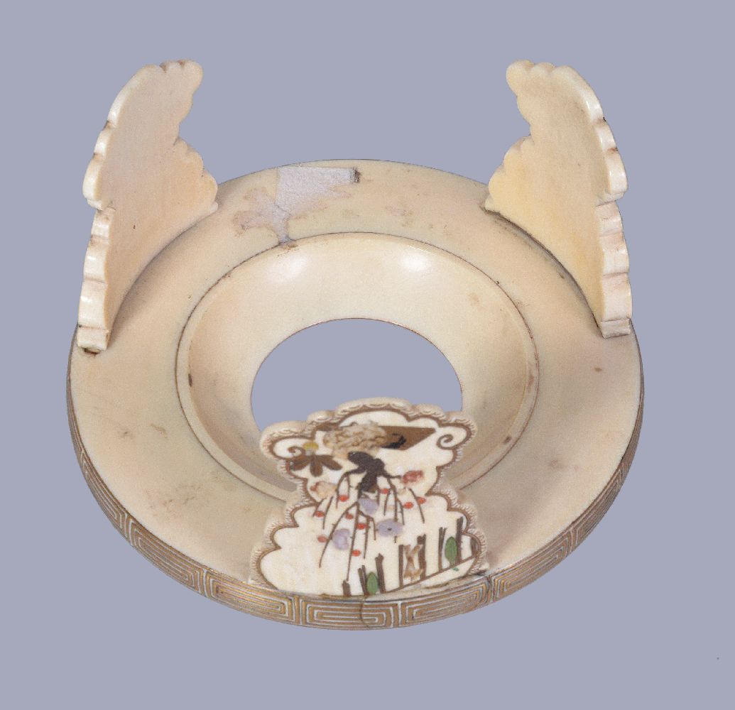 Y An Ivory Sakezuki Stand, of circular form raised on three shaped legs, the whole decorated in gold - Image 4 of 4