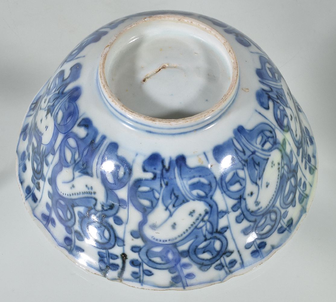 A Chinese 'Kraak' bowl, 17th century, the exterior painted with deer, 14.3cm diameter; a Chinese - Image 3 of 8