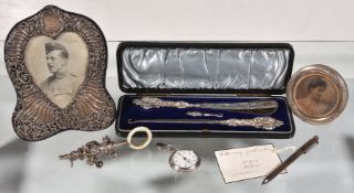 ϒ A collection of silver items, to include: a silver mounted shaped rectangular photo