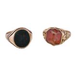 A Victorian 18 carat gold bloodstone signet ring, the oval bloodstone panel carved with a crest,