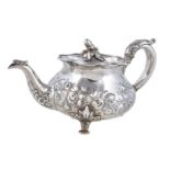 ϒ A William IV silver circular baluster teapot by Robert Hennell II, London 1833