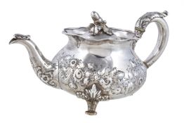ϒ A William IV silver circular baluster teapot by Robert Hennell II, London 1833