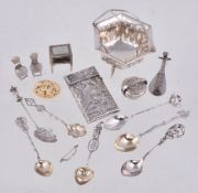 ϒ A small collection of Chinese export silver, including: an hexagonal small sweet basket
