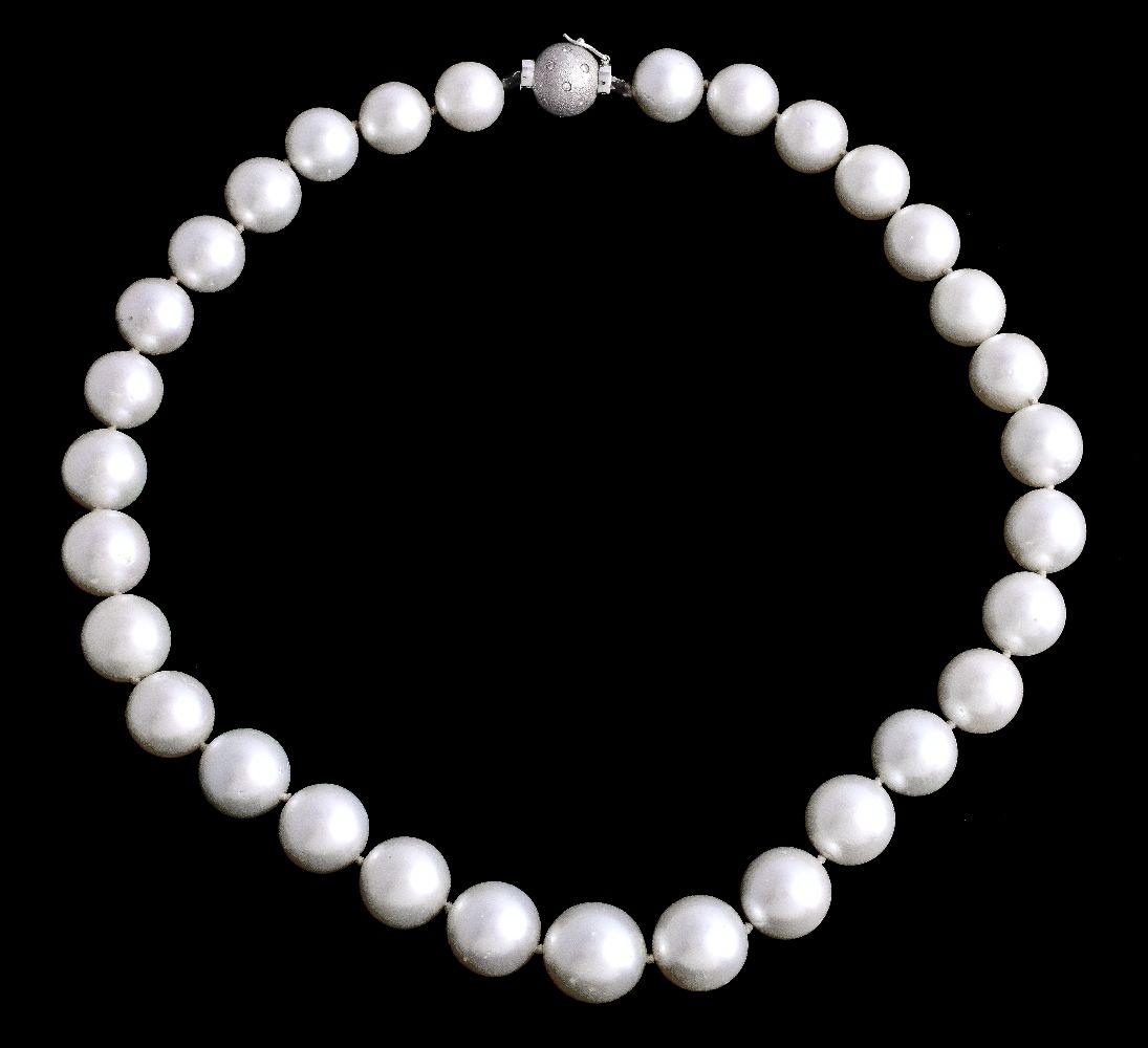 A South Sea cultured pearl necklace, the thirty one graduated South Sea cultured pearls, measuring