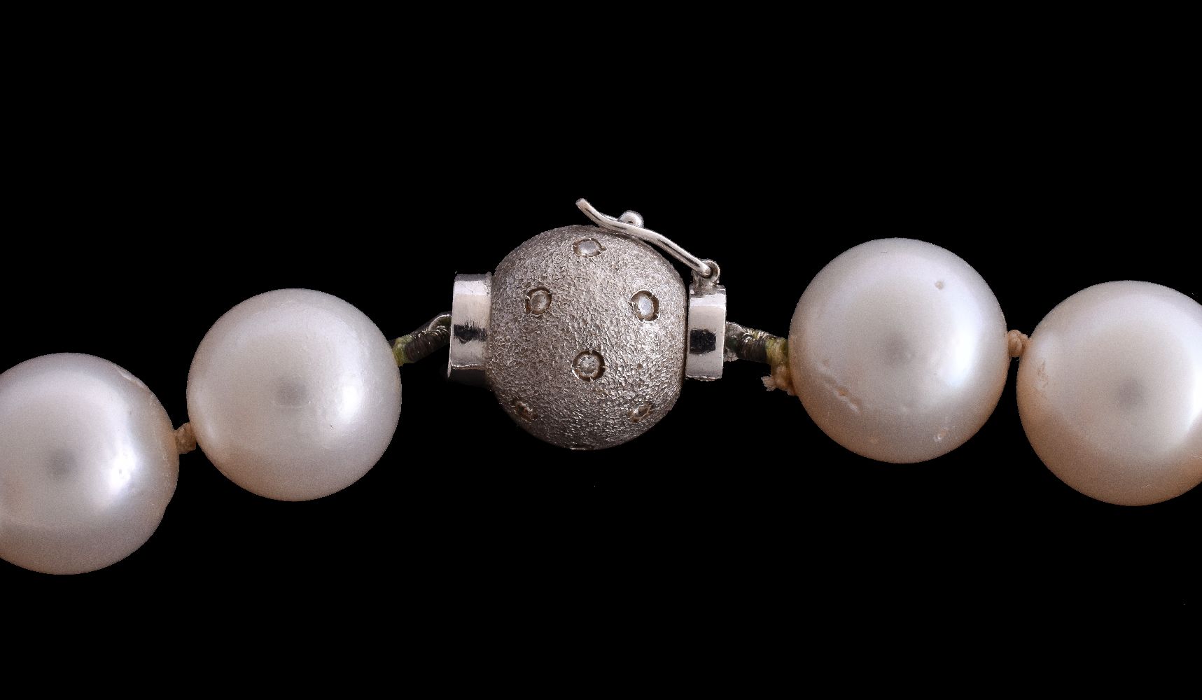 A South Sea cultured pearl necklace, the thirty one graduated South Sea cultured pearls, measuring - Image 2 of 2
