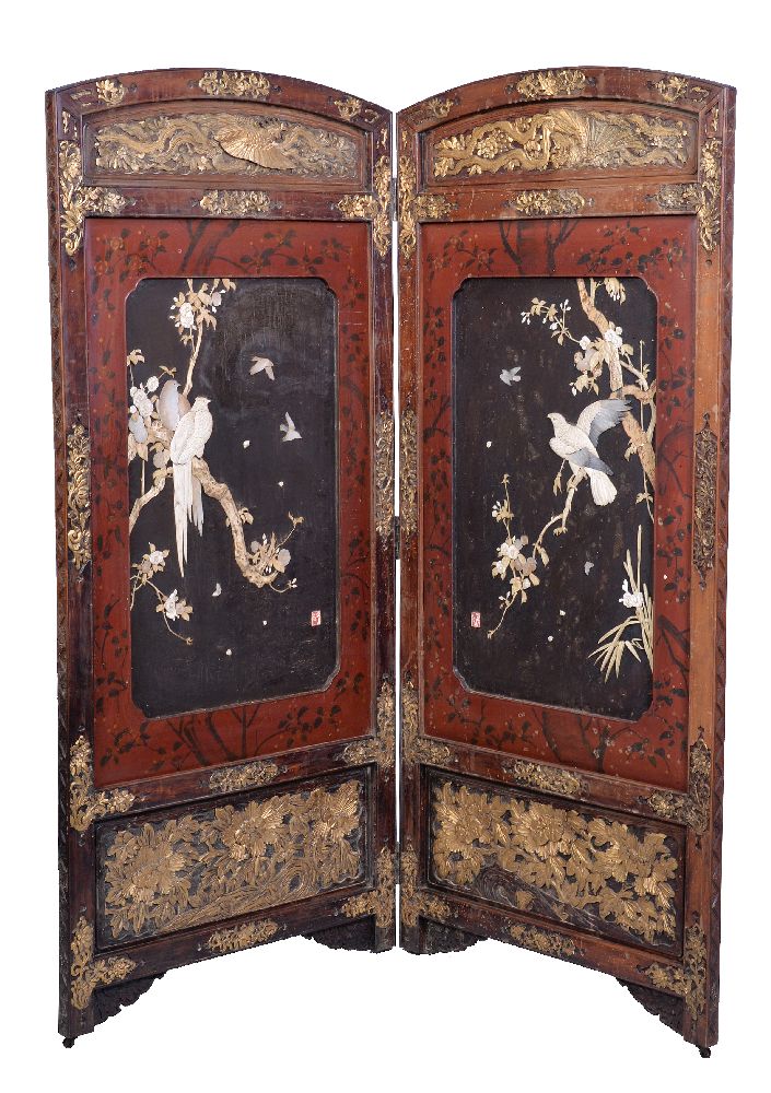 ϒ A Japanese Two-Fold Wood Screen, early 20th century carved with panels of sparrows amid peonies - Image 5 of 8